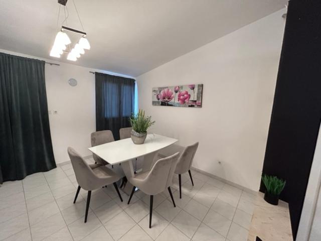 Apartments And Rooms Diana Zadar Exterior photo